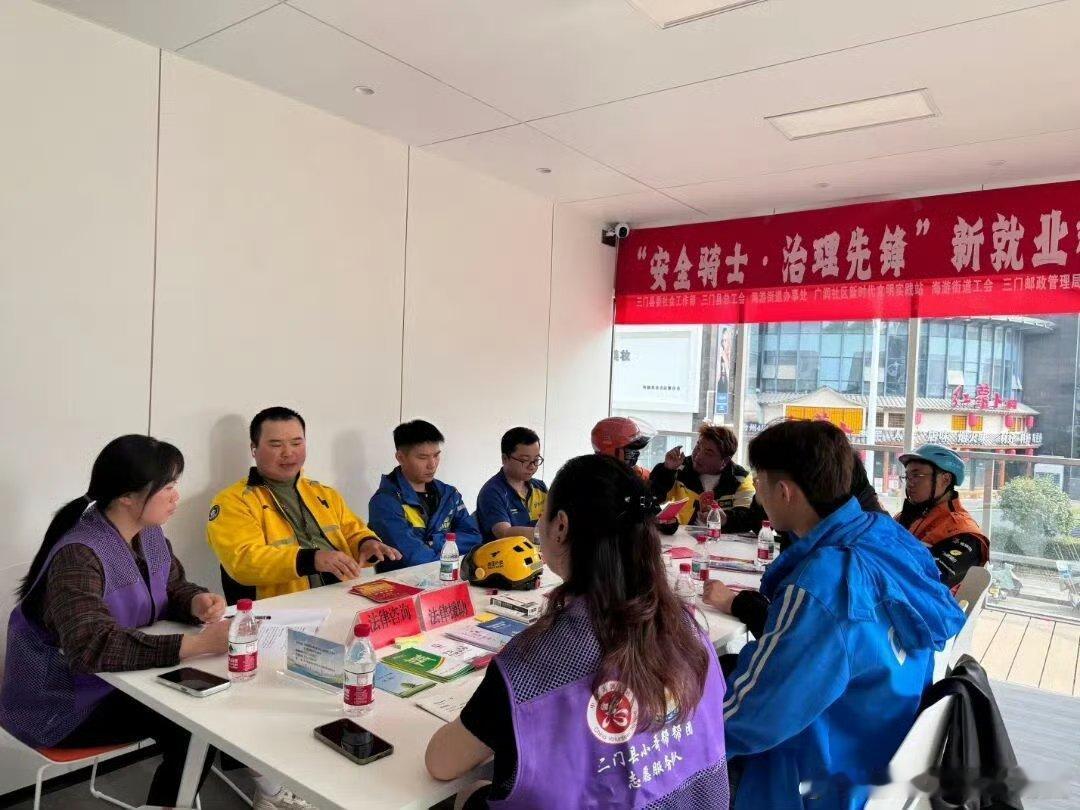 台州小哥圆桌会把烦心事变成治理金点子 近日，台州三门。在海游街道“城市暖新驿站”