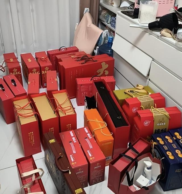 红包只收一张，

牛奶堆满柜，

老人说“别买了”。

我奶奶今年87岁，大年初