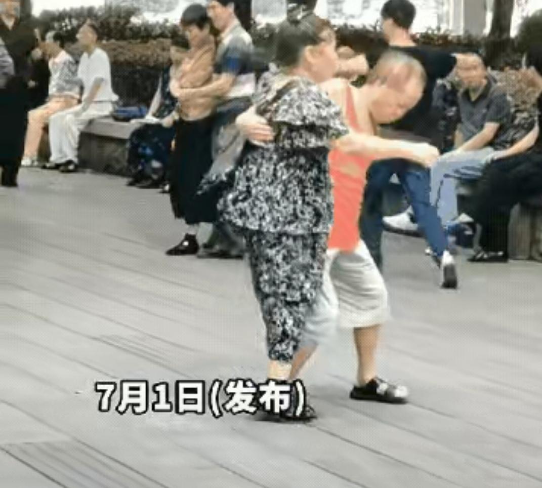 老人这般疯狂，为的啥？
       公园里跳舞除了锻炼身体，还有很多潜藏的寓意