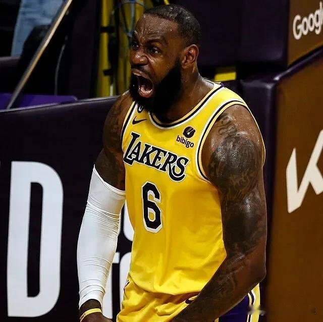 乔丹职业生涯共首发1039场比赛，其中333场获得35分。

科比职业生涯共首发