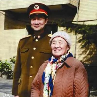 徐向前儿媳王彦彦回忆，公公在与她第一次见面时做了一桌子绿色蔬菜，这让她有些怀疑公