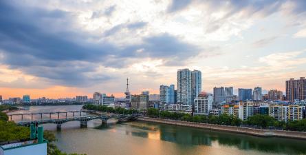 一、2026年多少分能上？用2025年数据给你画条线
先说大家最关心的问题——分