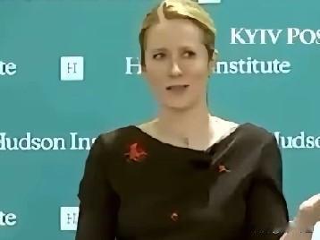 欧盟外长卡拉斯的风头压过了欧盟主席，是后来居上的原因吗？
不是！
是她开口闭口逢