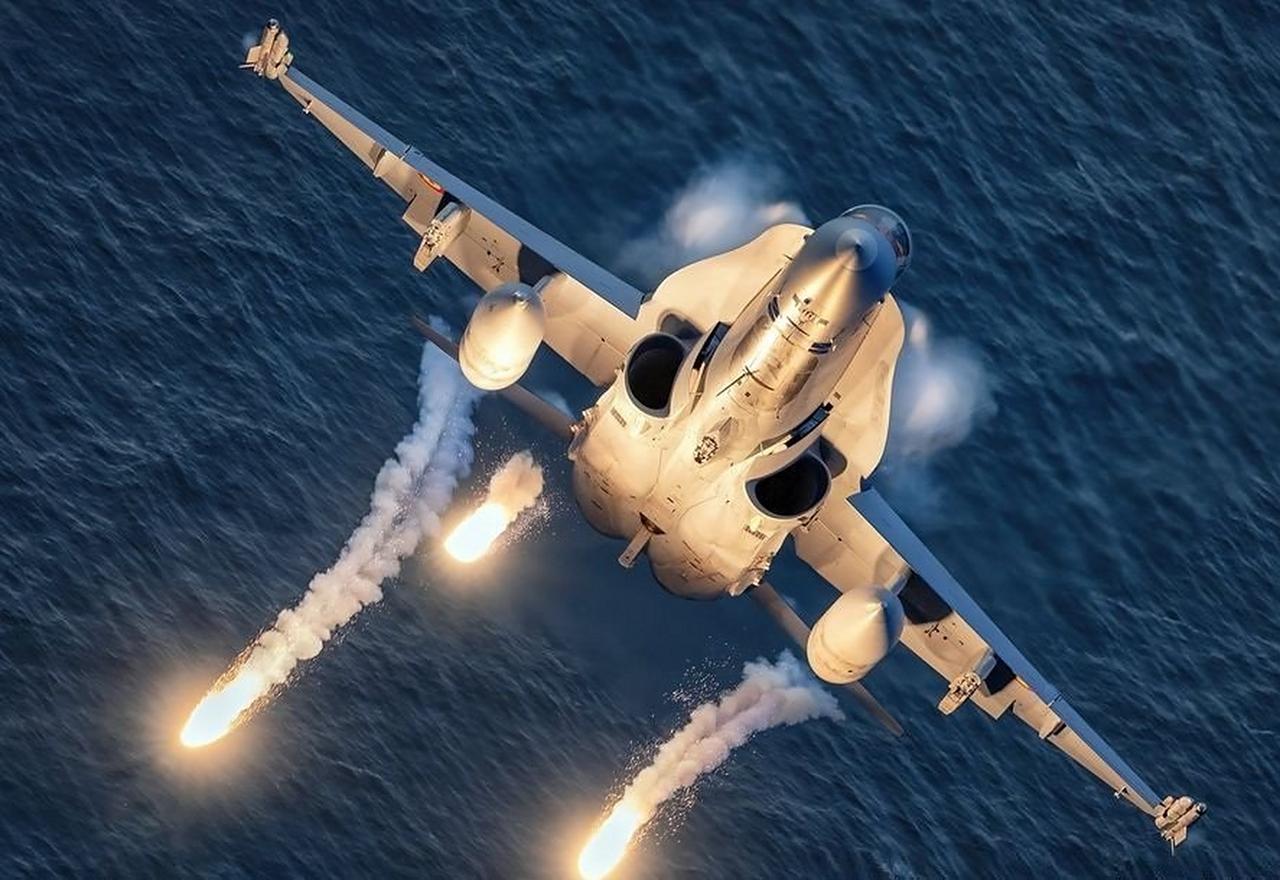 美军10余架战机刚抵近中国防识区，就被中国战机全部锁定警戒管控。国外媒体惊呼中国