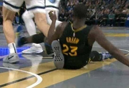 格林铁肘埃迪引争议，NBA终于出手了！😠
就在刚刚，NBA官方对勇士德雷蒙德-