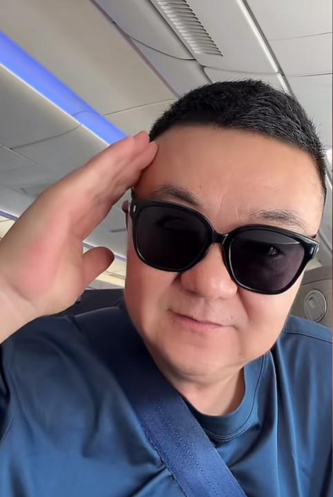 董路带着足球小将一行人已经到巴塞罗那，也受到了当地华人组织热情接待。能看得出来，