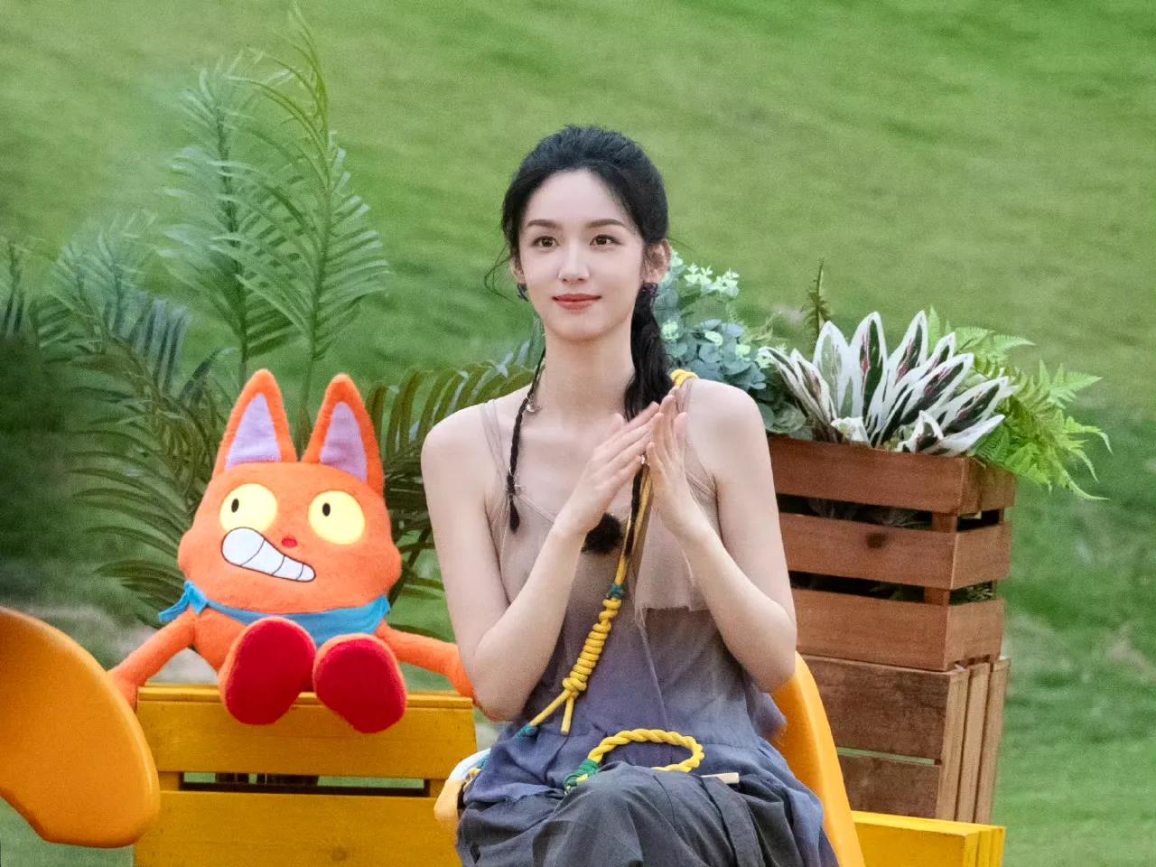 周也，清新甜美的夏日魔法师少女 ​​​
夏日的阳光好像格外偏爱周也，她站在蝉鸣阵