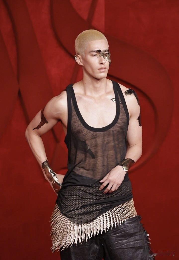 每次米卡的红毯造型都不会令大家失望，这次时尚芭莎年度派对也是。

这次派对的主题