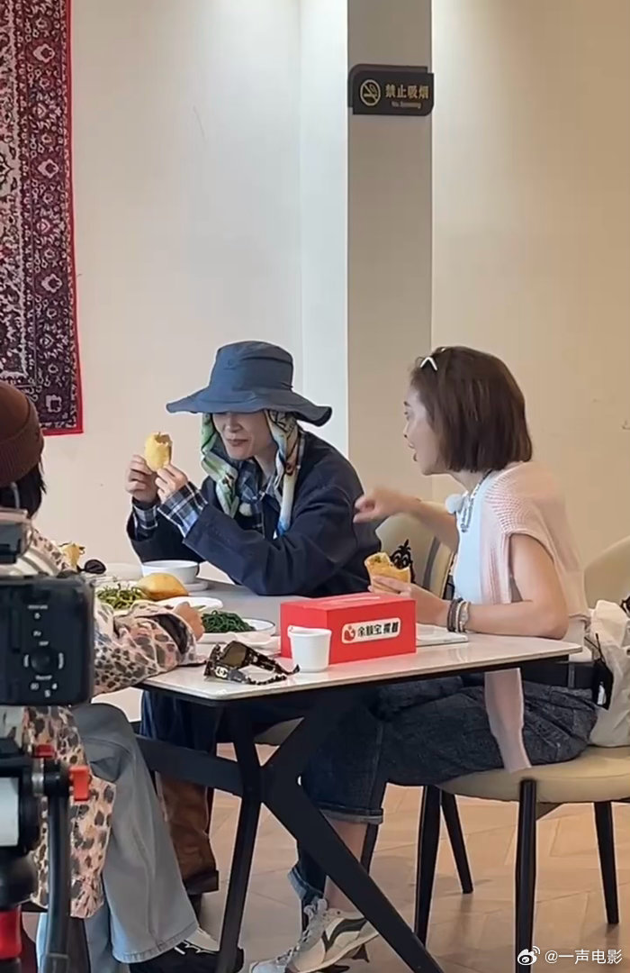 李宇春i人不语就会成为e人的玩具向野的我们姐姐们肆意打闹，她在一旁温柔笑着，治愈