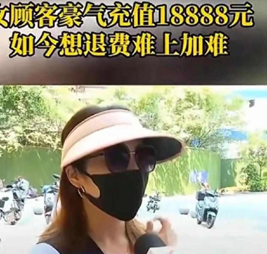 重庆，一女子去理发店做头发，结果发现男理发师有腹肌，就用手指戳了一下，不料，理发