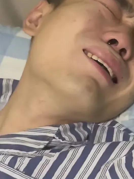 人太作就是拿命买单！
 
我同事的儿子才29岁，这么年轻的年纪，本该好好打拼生活
