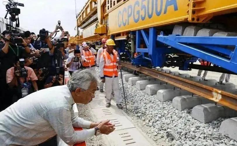 8年前，马哈蒂尔废止了中马铁路合同转向日本，拒绝赔付中国361亿，2026年这条