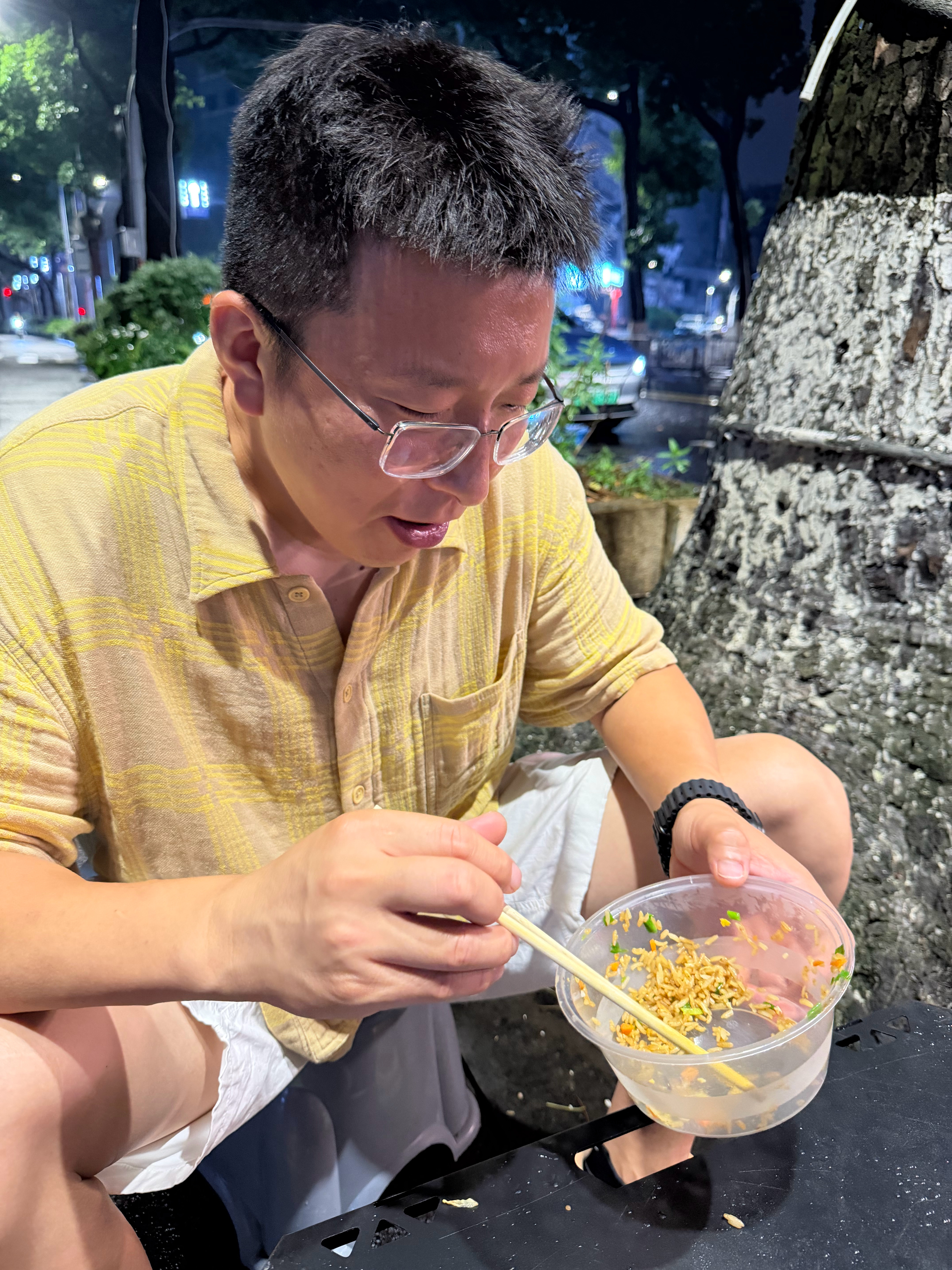 凌晨3点这俩非要炒饭吃，吃了满满一斤饭，觉得这酒咋喝不醉呢，都是狠人啊 宁波