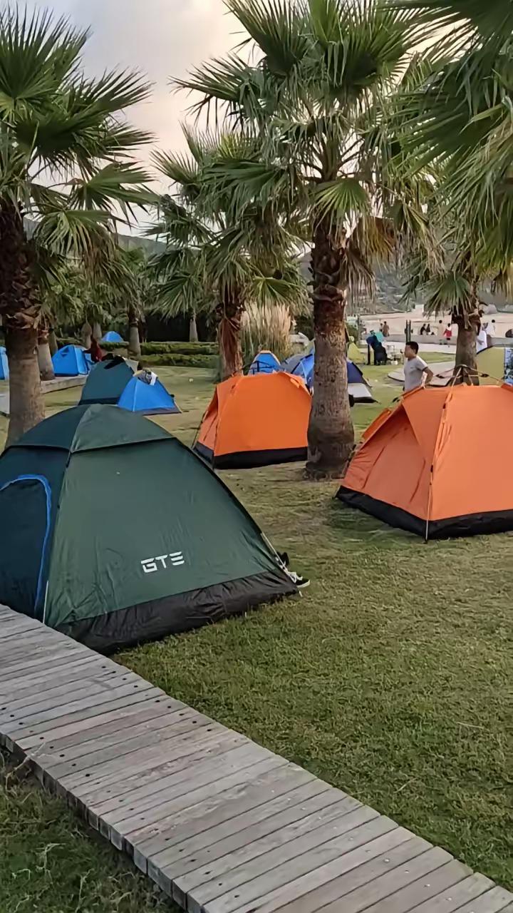 现在的年轻人是来整顿行业的！国庆期间许多热门旅游景点人山人海，酒店和旅馆也迎来大
