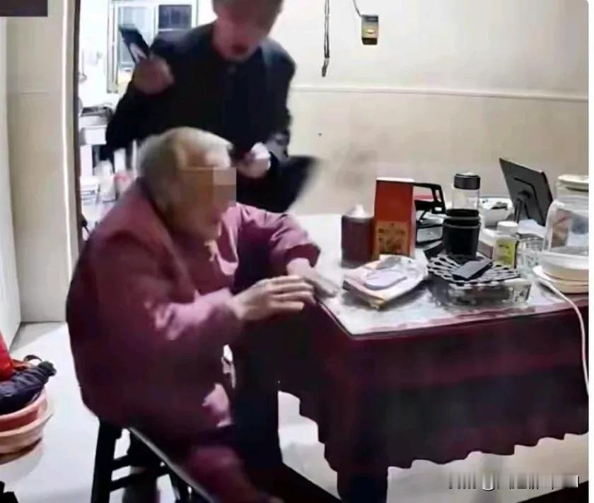 这个殴打老太太的男子，他有四个姐姐，家里就他 一个儿子。因为是个姐姐远嫁，所以他