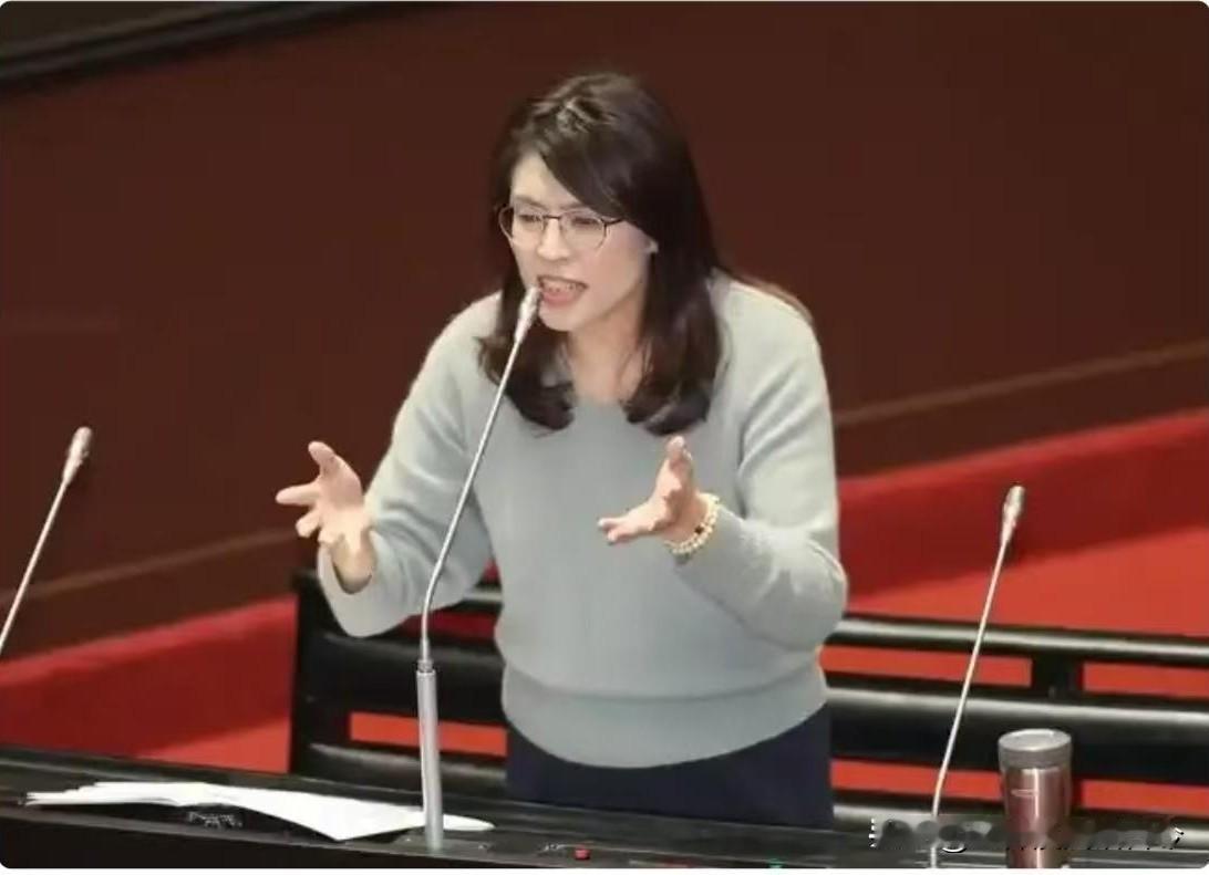 云南籍的大高个（1米78）郑丽文，近期在台湾，高调当选中国国民党党主席。
有网友
