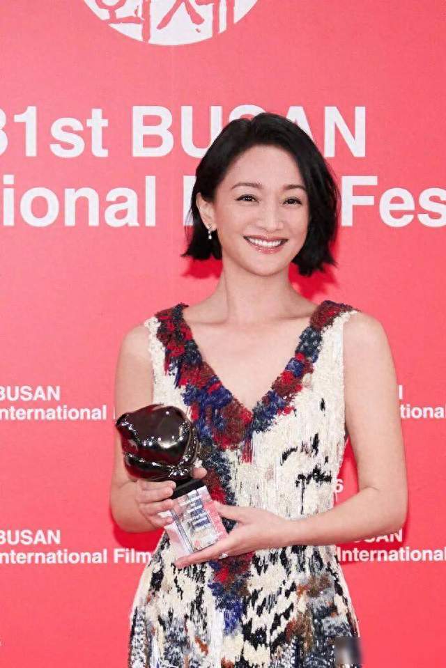顾游三部曲终章，周迅凭演技获奖，舒淇眼神里的骄傲藏不住