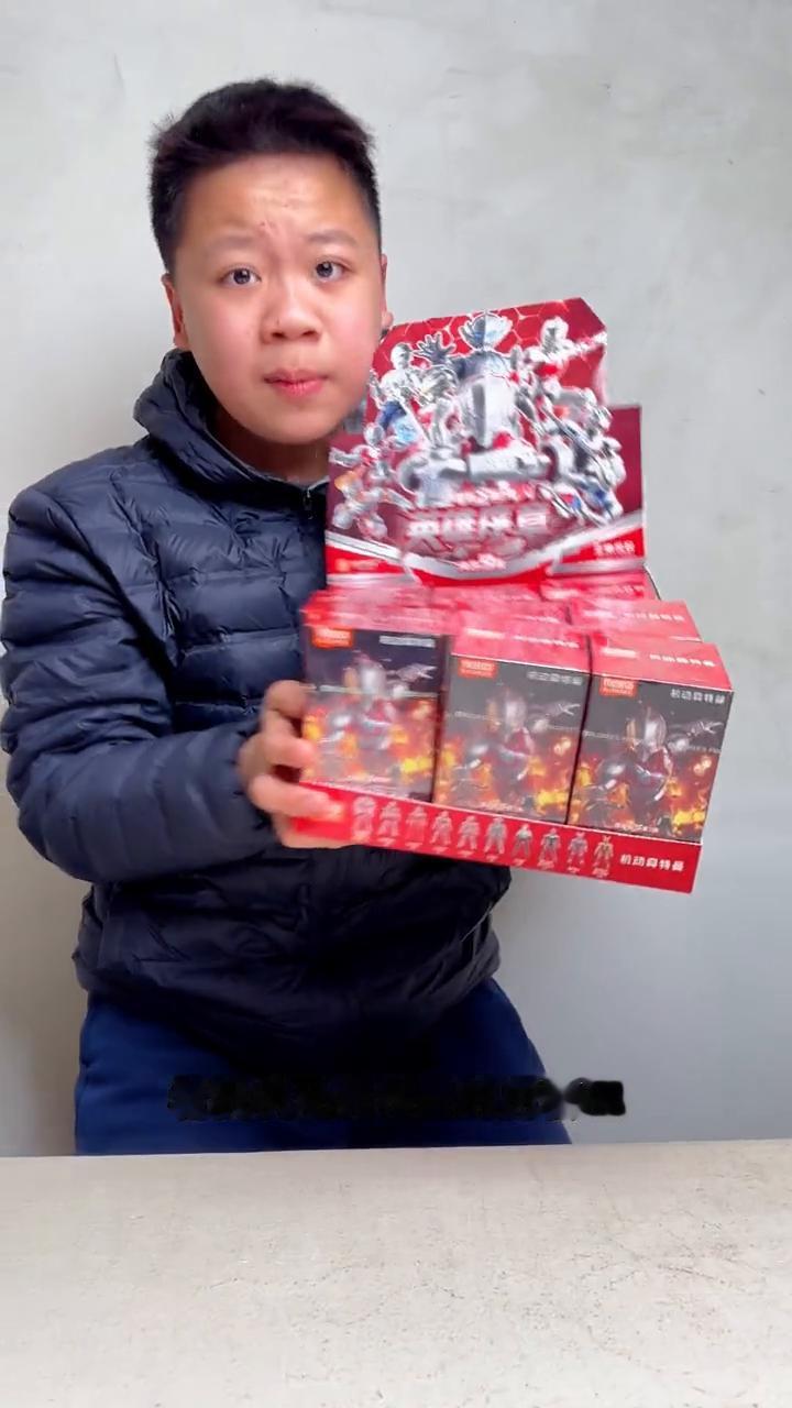 冰淇淋被抢了。敢欺负我的弟弟。看我的。小孩儿让你见识一下我的功夫。看我机动奥特曼