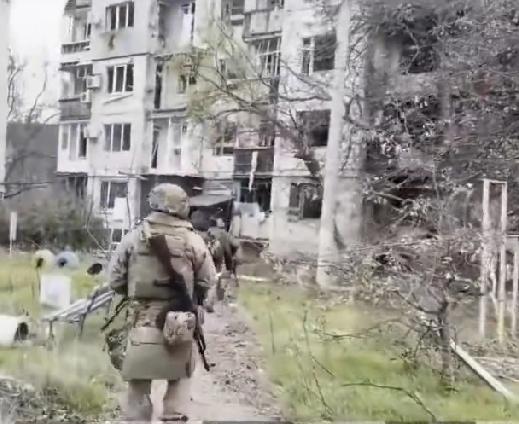 红军城一景：俄勇敢的士兵；乌可怜的衰兵。不能为北约打了。回家吧！

      