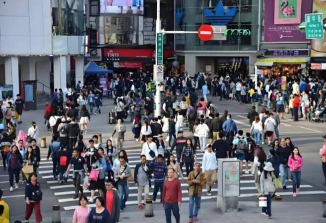 真是活见鬼了！带着大陆“十项新政”大礼包返台的郑丽文，民调居然跌到谷底仅剩23.