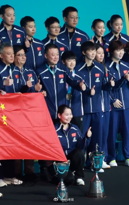 帅孙颖莎与何卓佳分享奖杯