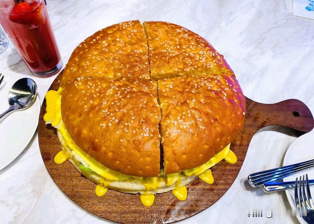 【减肥的时候：可以吃汉堡🍔吗？】

很多正在“减肥”的朋友可能会有一个疑问，那