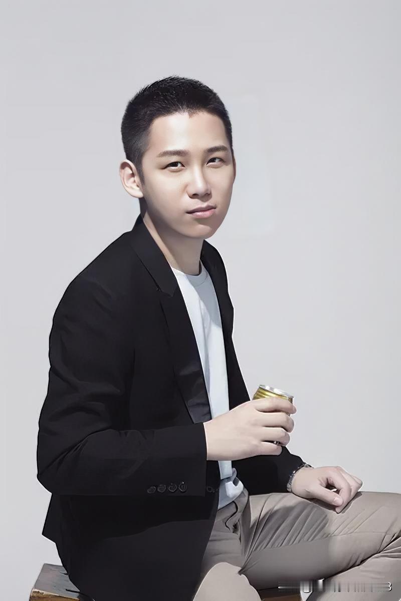 极光光火了
因为怼回老六。

王子犯法与庶民同罪，别说什么极光光，法律面前人人平