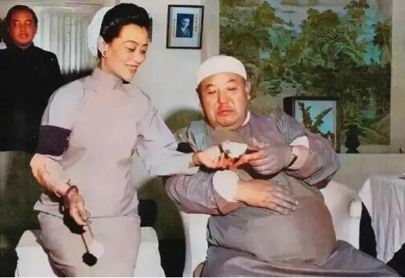 1956年，逃到美国后的马鸿逵，挺着腐败的大肚子，享受着小姨太给他做的奶酪，主政
