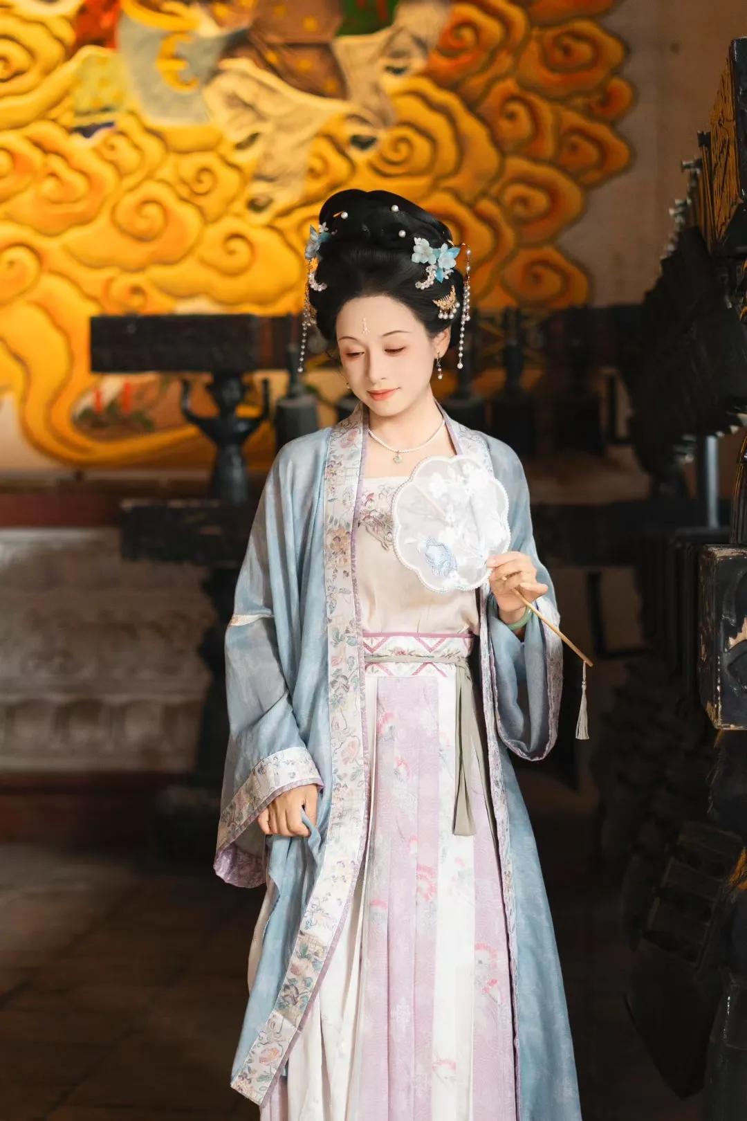 昨天跟越南好友黎兄吃饭时，谈及越南人宣称两广曾属于越南一事。黎兄问我如何看？
我