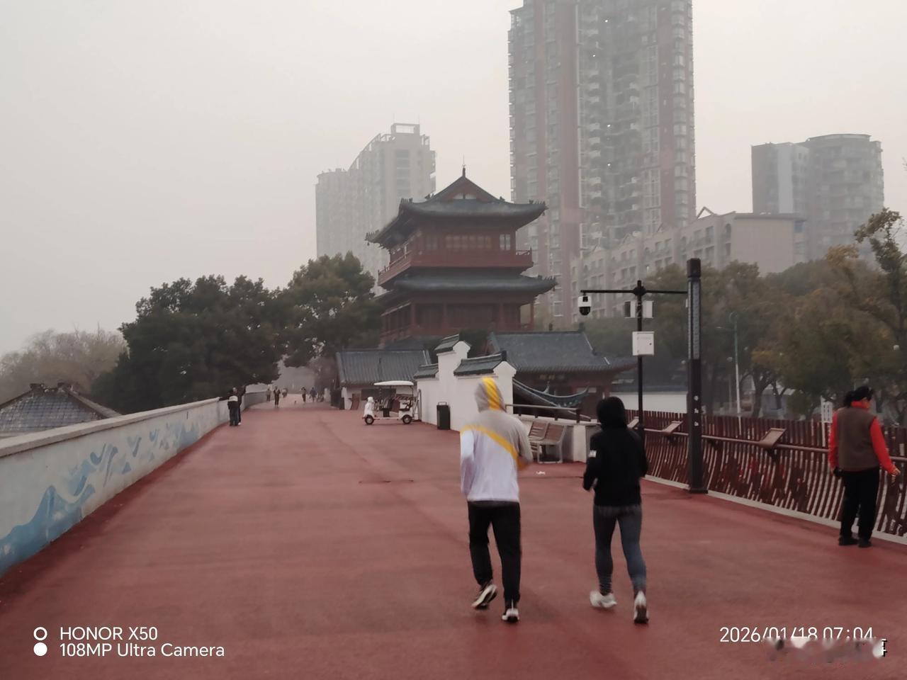 探寻人工智能1月18日长江岸边《浔阳楼》下晨练“探寻人工智能”