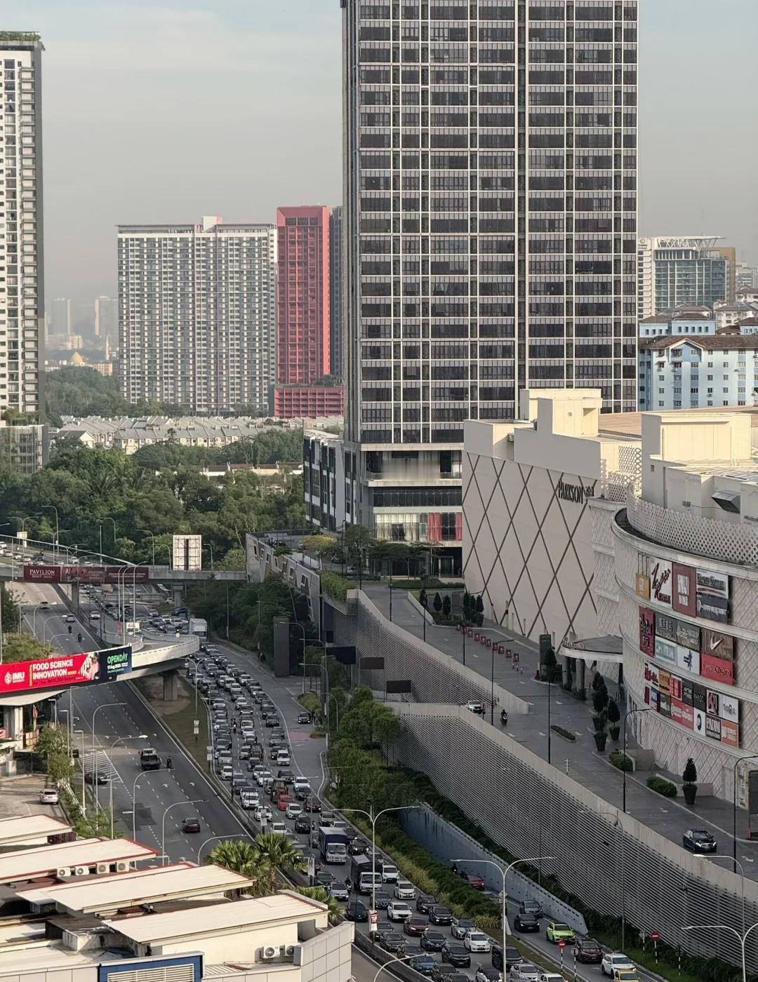 BukitJalil Pavillion前面为什么大塞车❓
🈶谁知道可以告诉我