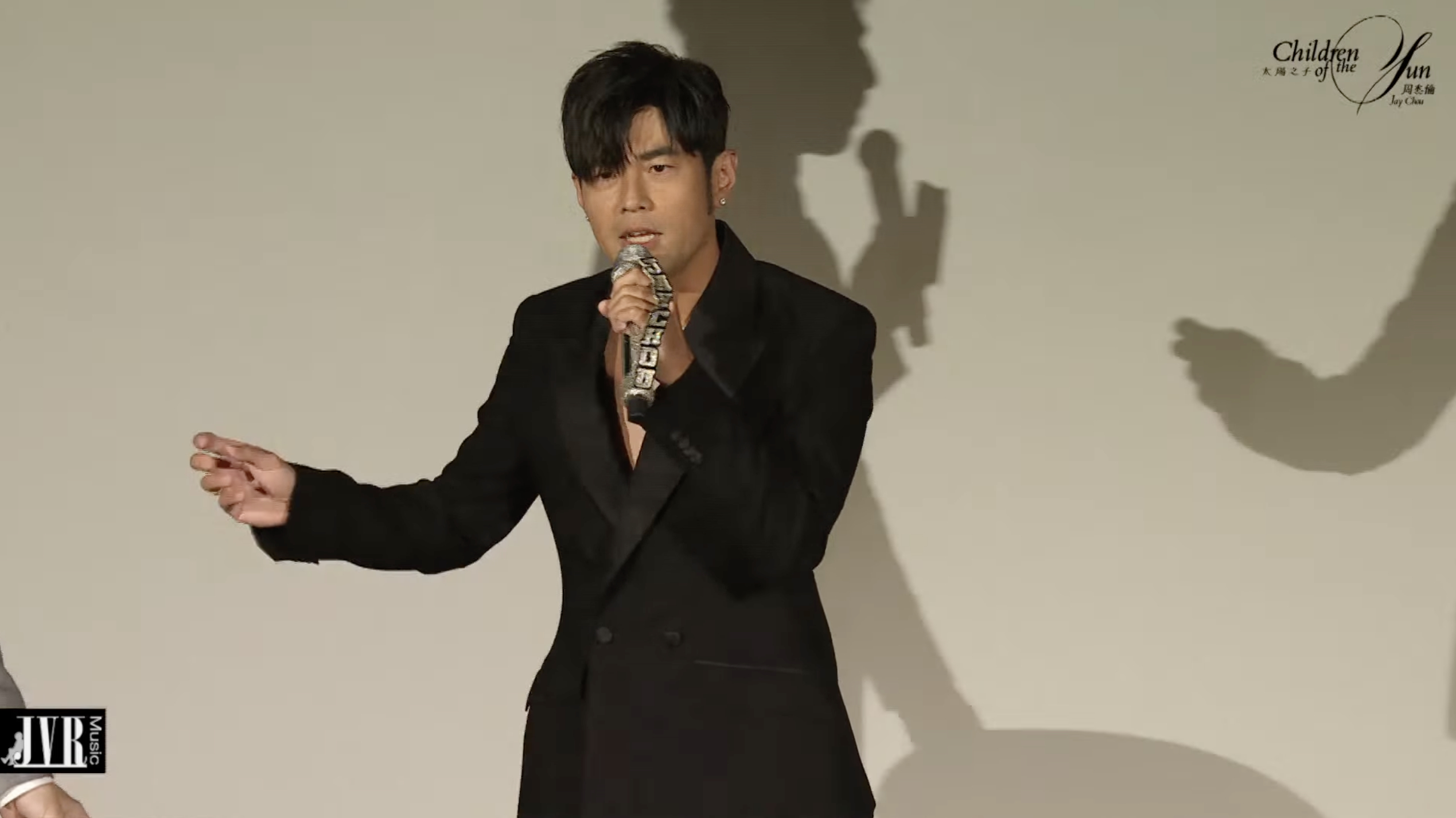 老来俏吗？不喝奶茶成了建模脸，这发量是不是有点太夸张了。周杰伦太阳之子MV