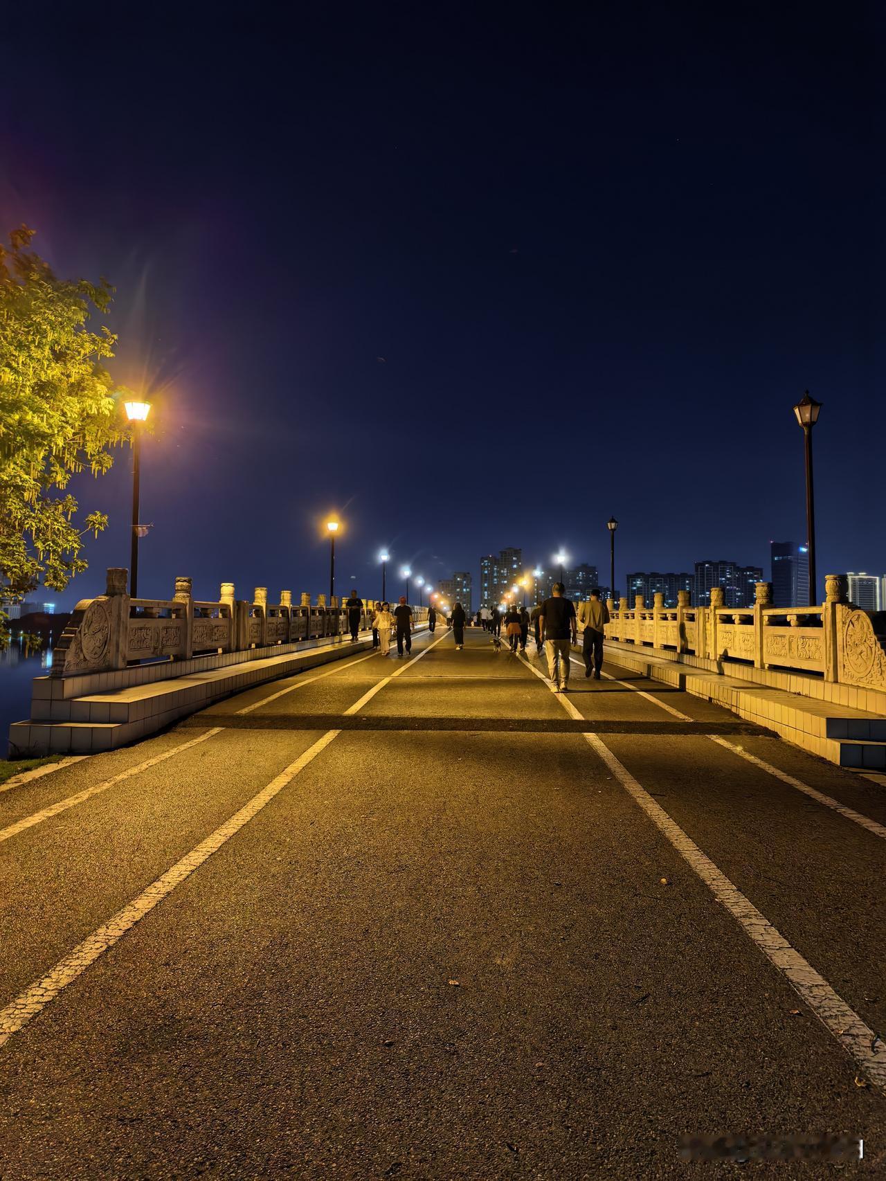 晚上环湖一圈。下午吃了一把开心果，喝了奶茶，吃了半个丑橘 ，丑橘太大了，留一半给