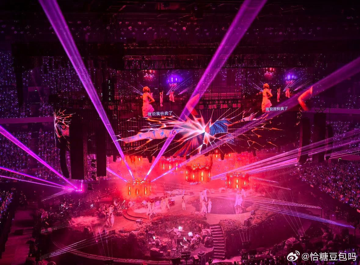 单依纯四面台舞美效果 真的被纯妹妹2.0的四面台舞美美到失语！创意蛋岛舞台像掉进