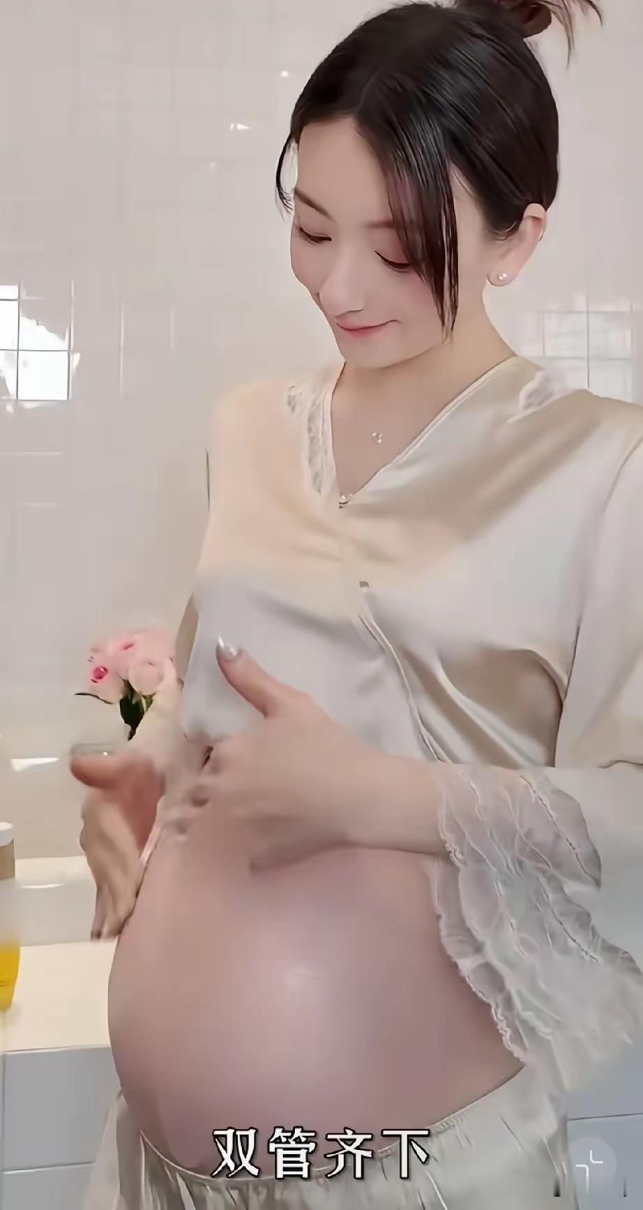 相对于生前二胎低调处理，方媛怀三胎显得特别高调，大方晒孕肚。很多网友猜测这一胎十