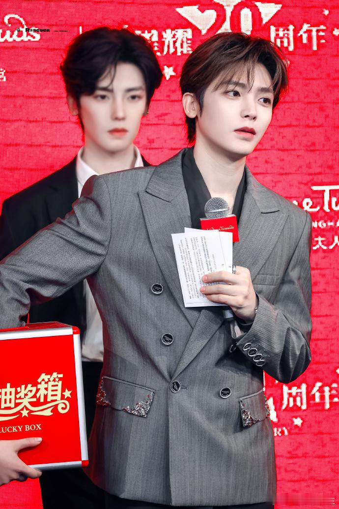 侯明昊亲了侯明昊被侯明昊的憨憨反差萌戳爆！完全经不住粉丝的起哄轰炸，别人整活他真