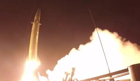 这个世界很现实，你弱的时候，全是坏人，你哭了没人看见，甚至还有人往你伤口上撒盐；