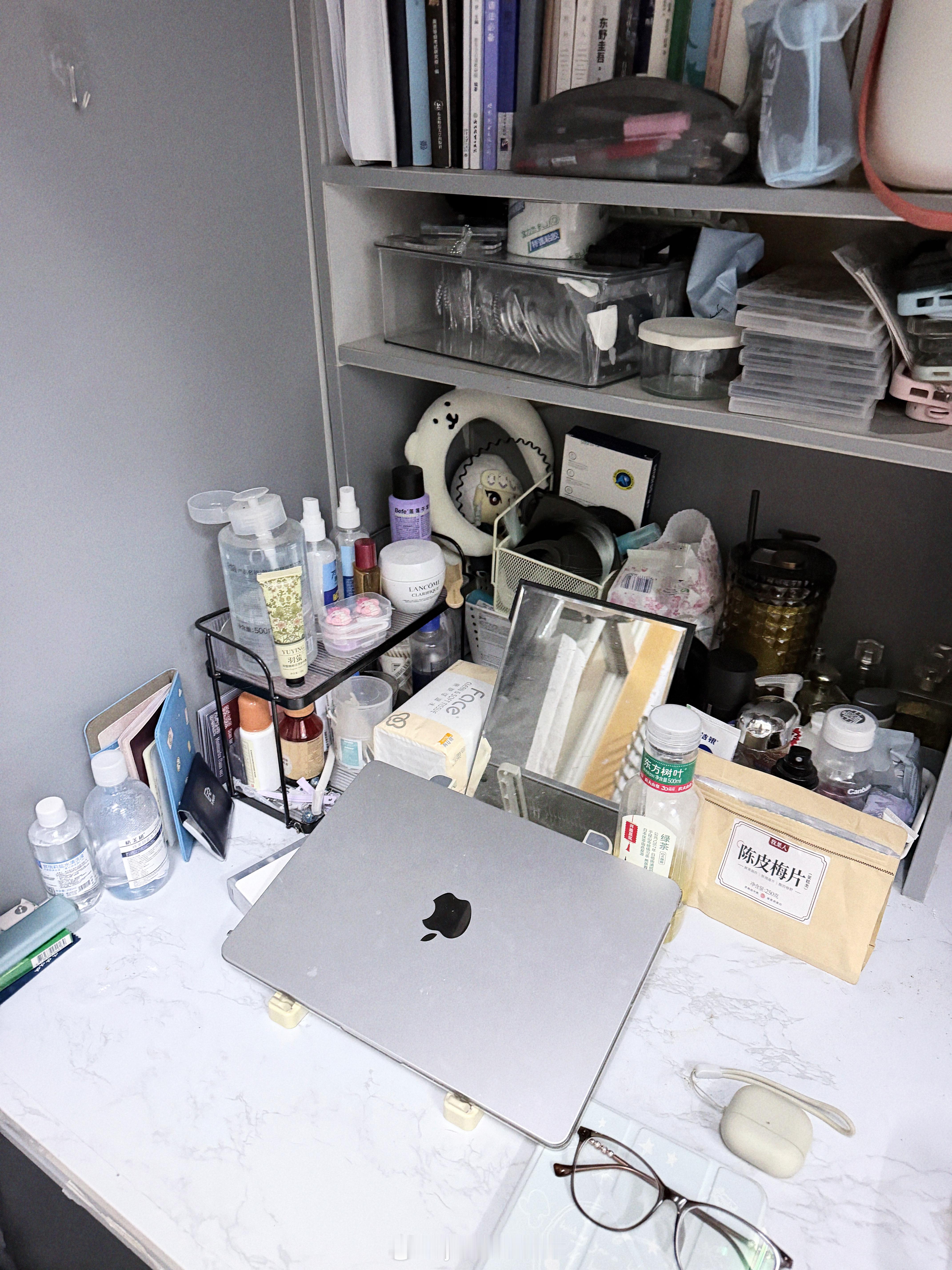 拼尽全力也只能把凌乱的宿舍桌收拾成这样。。我最近在收拾上已经太努力 ​​​