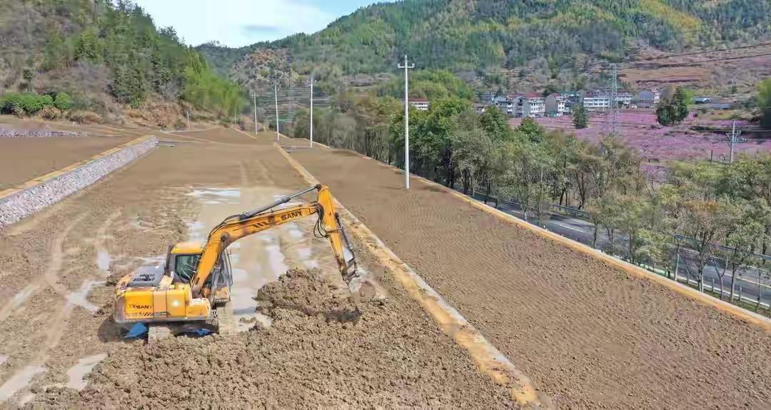 村里土地大变样！
农民现在种地轻松还能多挣钱！

过去种地太麻烦。自家田地零零散