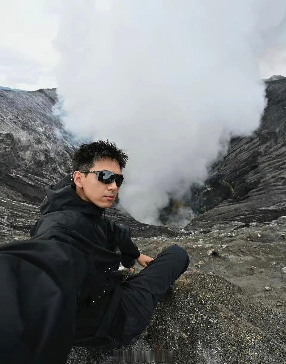 李现 站在火山口上的打卡照，超酷的😎 