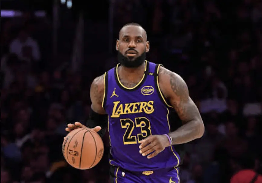 一位参加了周四训练的消息人士告诉ESPN，那堂训练课“强度很大”，詹姆斯正为成为