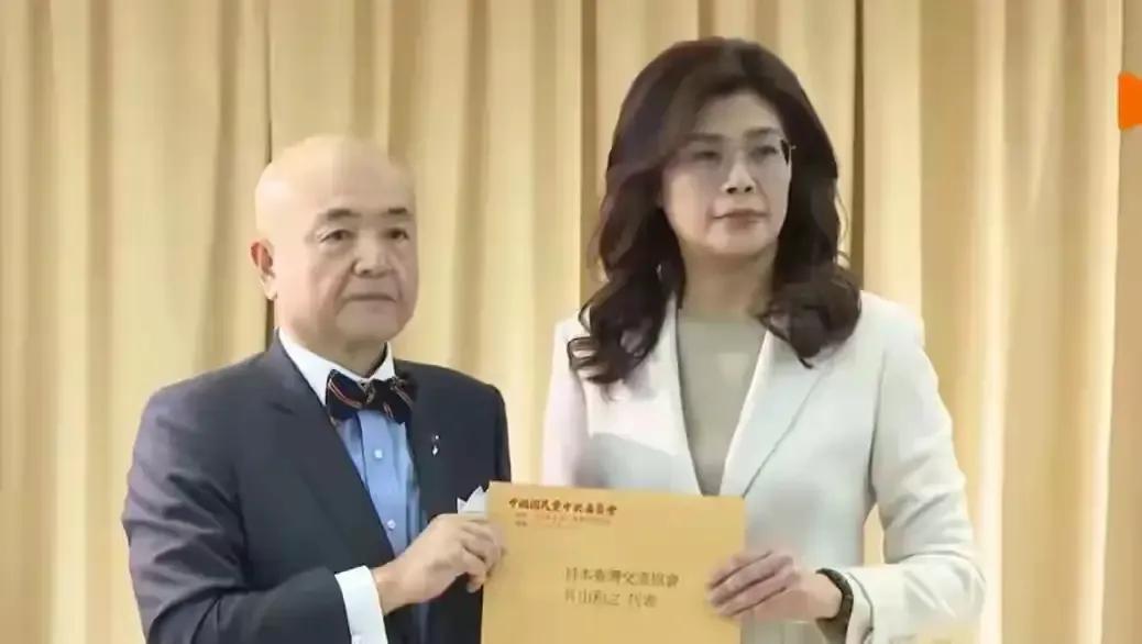 郑丽文赶着给日本捐100万，却被日本给耍了，再辩解和解释就是证明自己无脑！

你