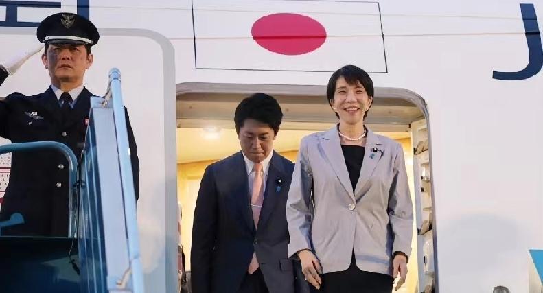 高市早苗到河内，没红毯没仪仗队，连媒体都没几个。

日本首相访越，本该是大场面，