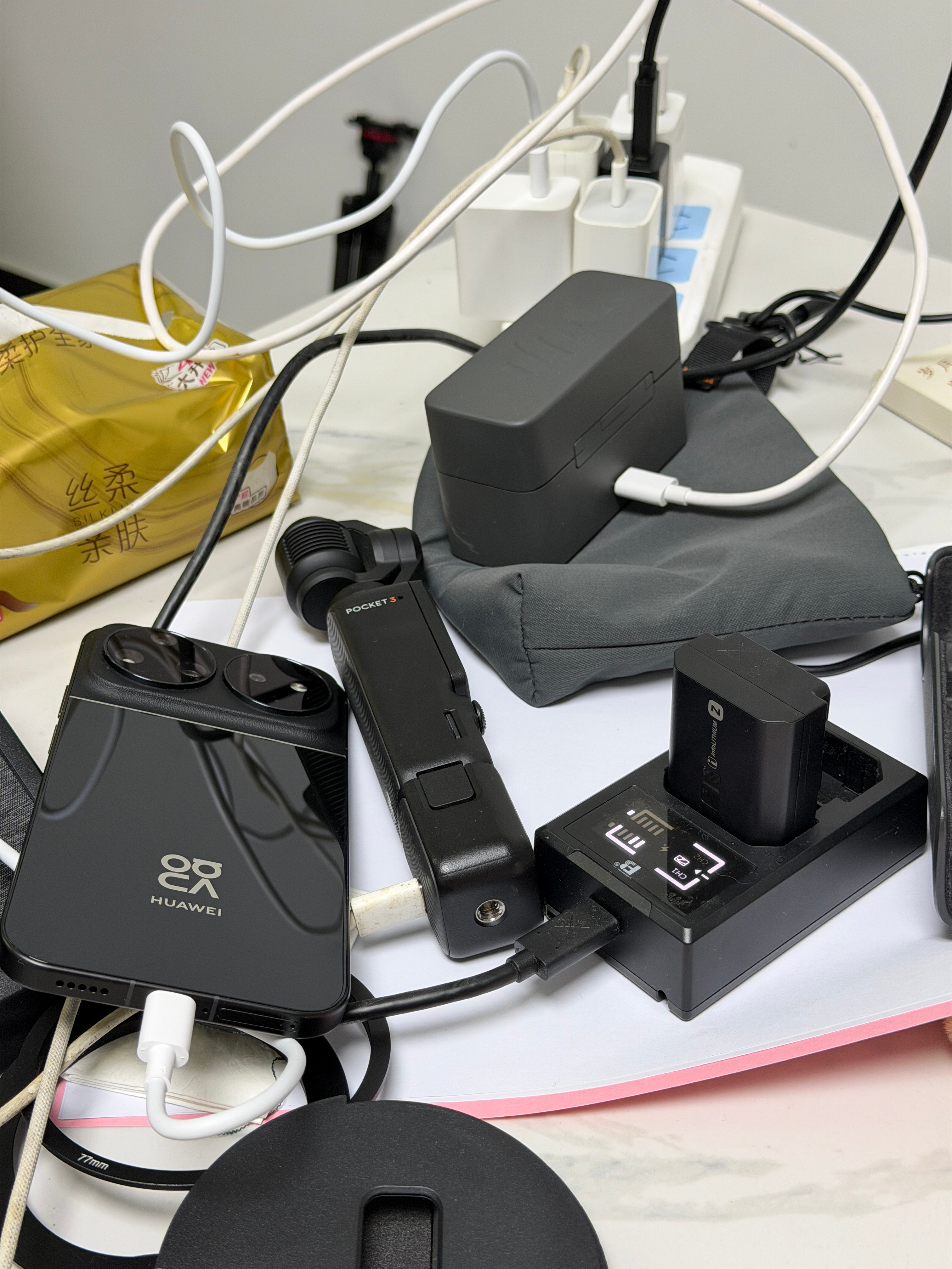 拍摄完好像设备和人一样都力竭了，逐一给它们补充上能量🪫🔋 