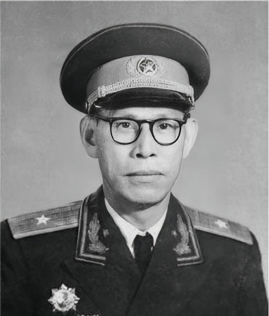1955年，原琼崖纵队副司令员马白山进京，被授予少将，可他看到一位中将时，却不淡