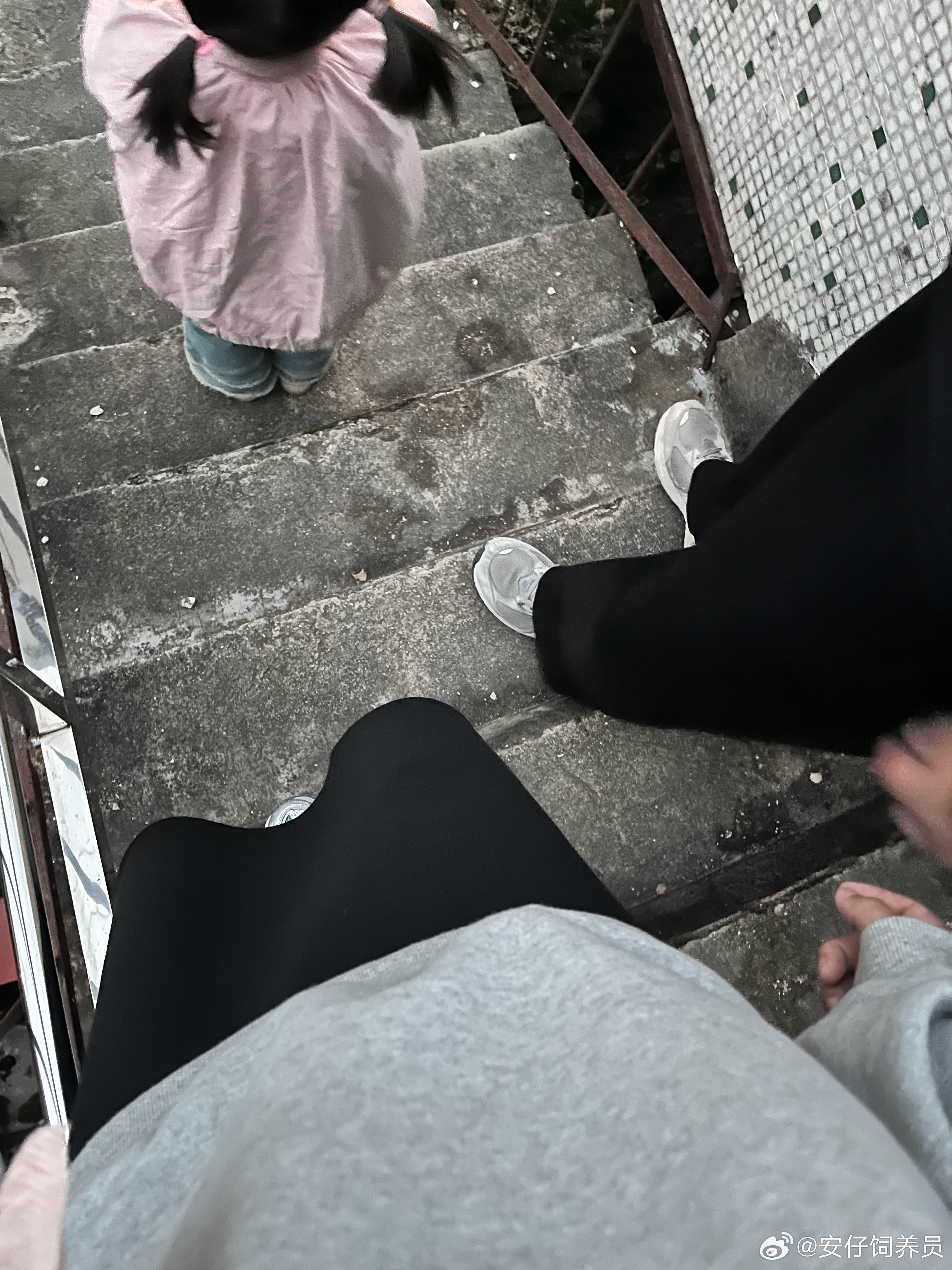 这两天在老家晚上婆婆的朋友送来两瓶自家榨的麻油，她一不小心打烂了一瓶，地下一地的