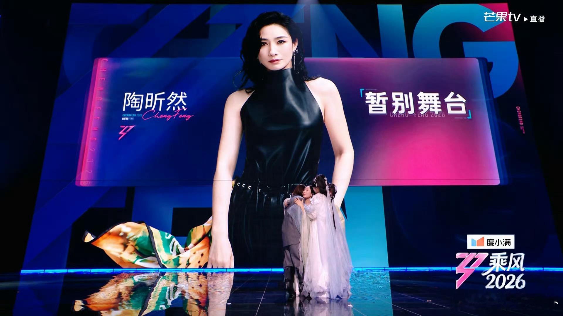 排练到凌晨三点，她是那个给全队买夜宵的人；有人情绪低落，她永远是第一个递纸巾的人