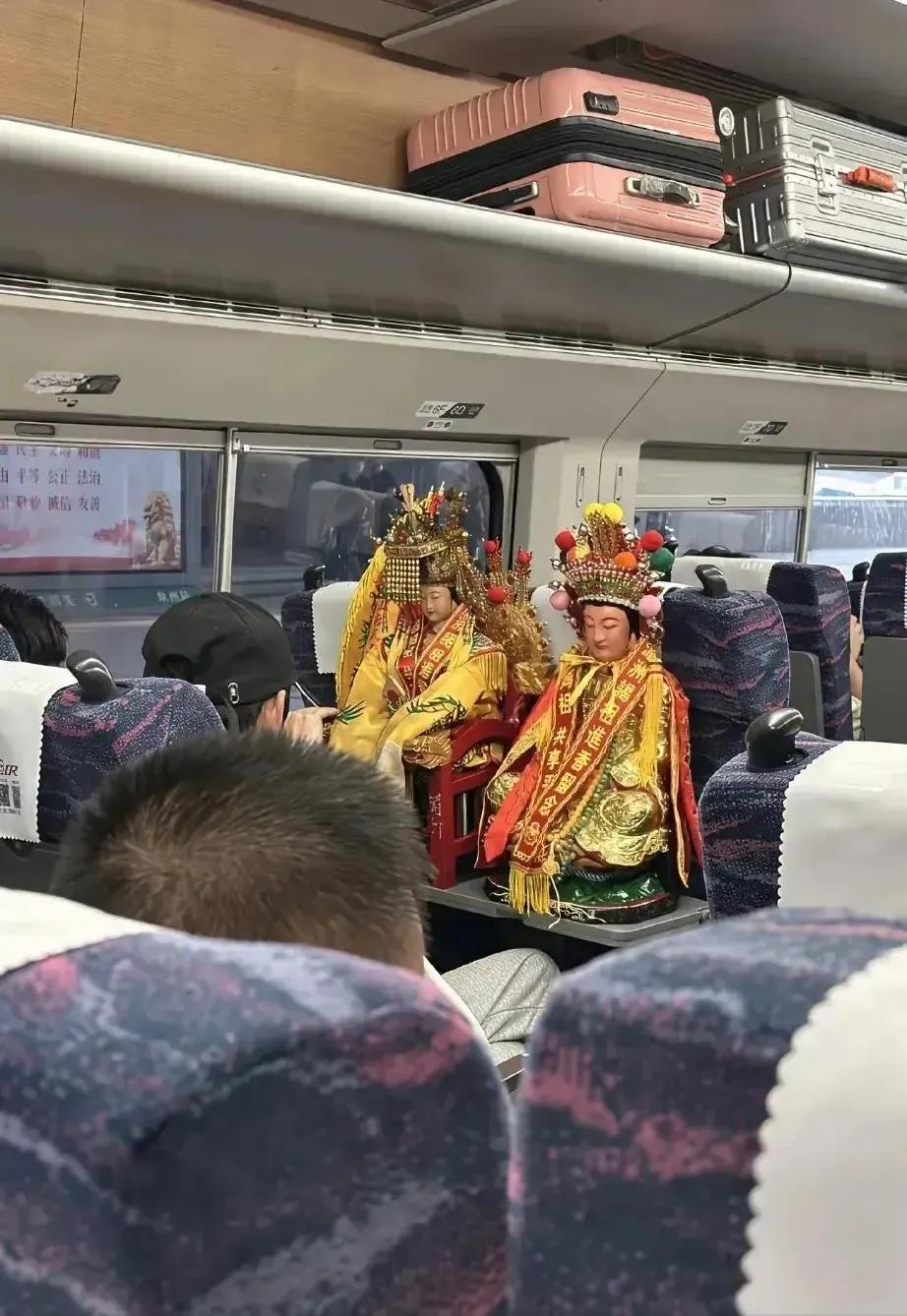 火车上看到的，吓了一跳！有点好奇，这是干嘛呢？