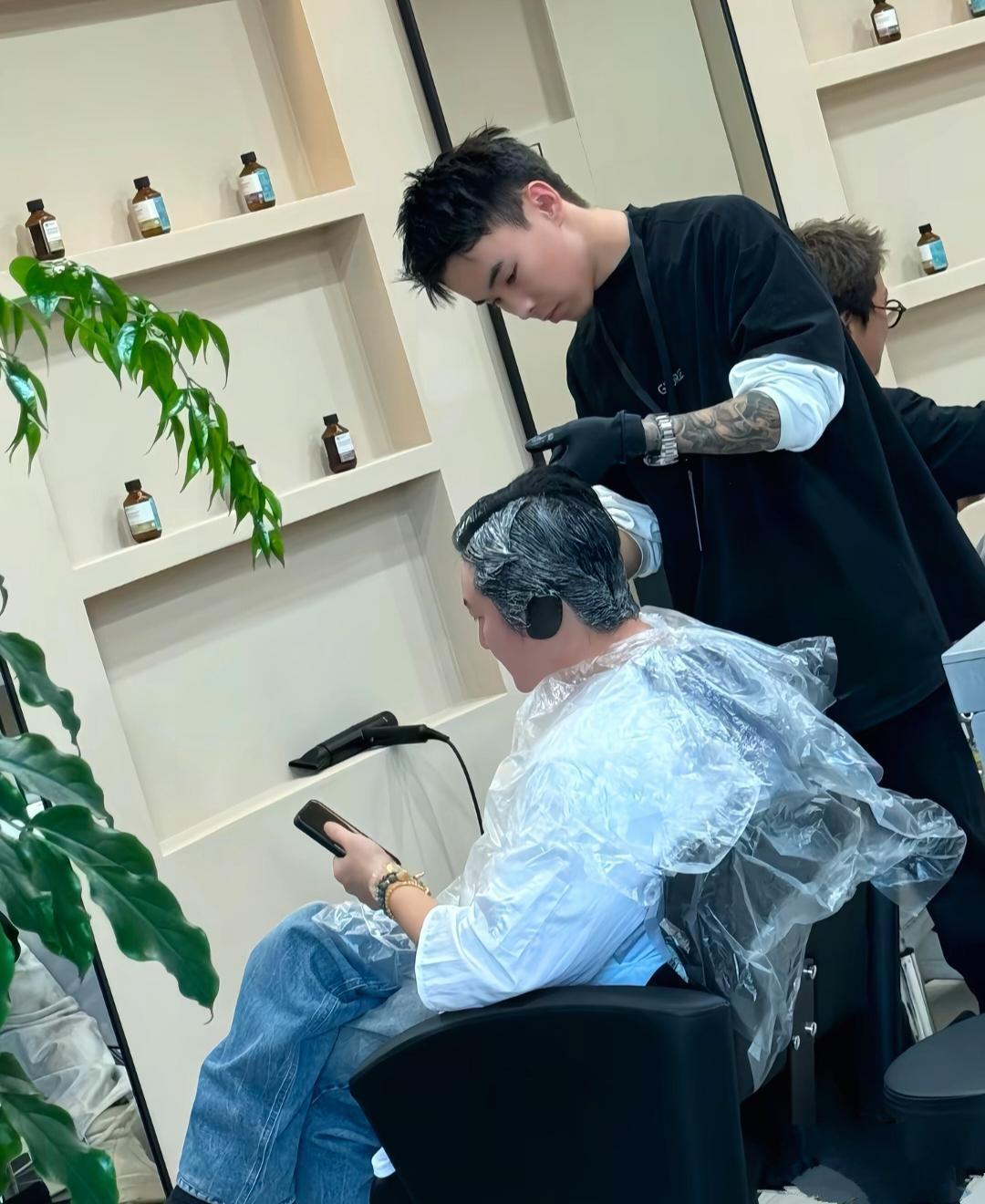 郭京飞现身辽宁，在一家发廊散发，46岁的郭京飞这是有白头发了吧，他坐在椅子上，理