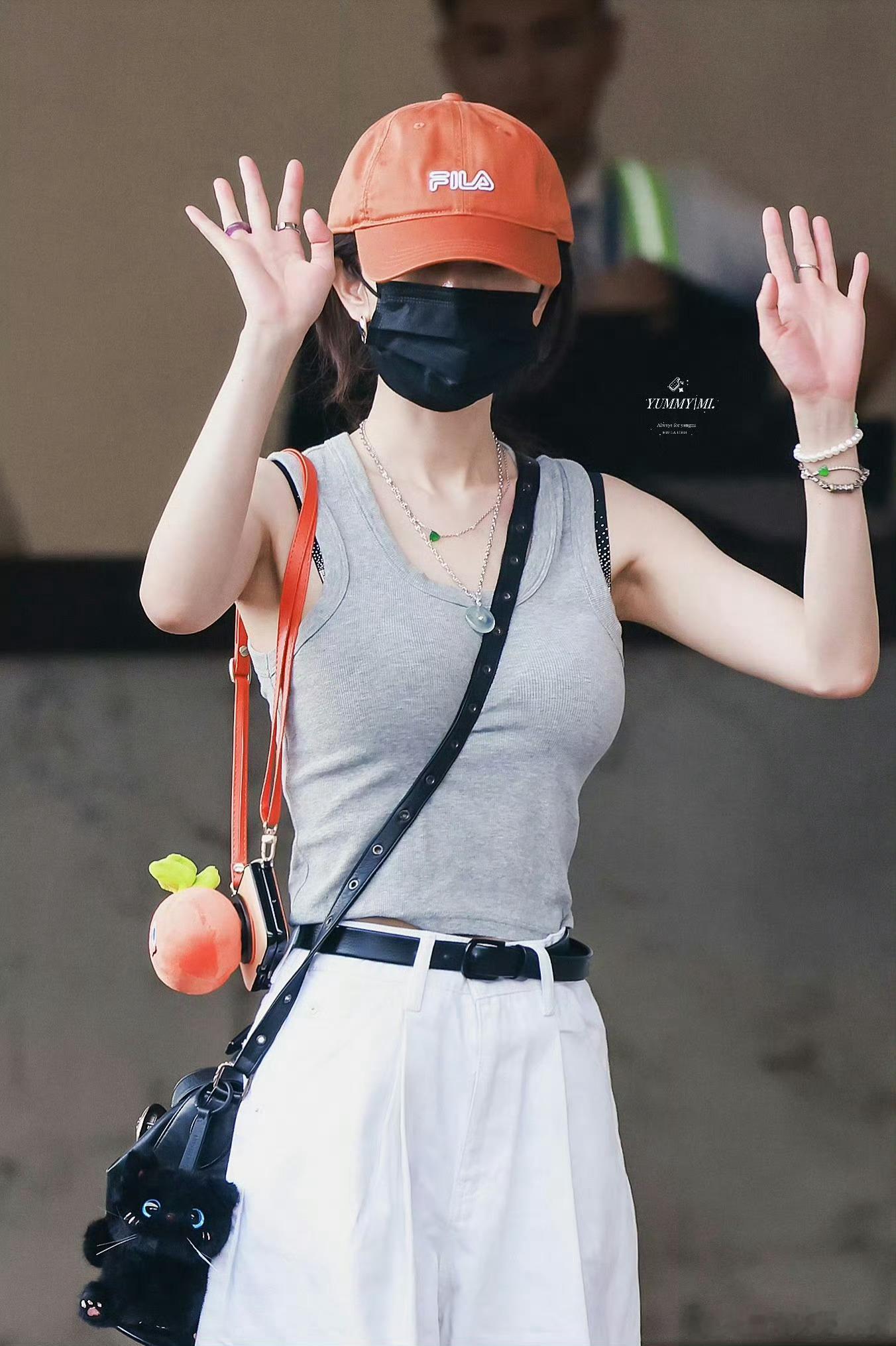 又换了一个橘色手机小挂包，这么可爱都是从哪淘的 ​​​